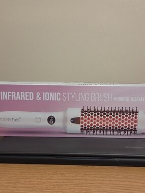 Fahrenheit Infrared & Ionic Styling Brush 1.5" Digital Display 450°F White